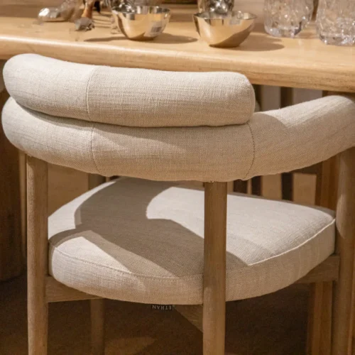 Chaise frêne accoudoirs rembourrés tissu écru Ethan Chloé 66 cm