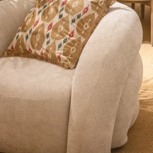 Fauteuil moelleux chenille écru à petits pieds noirs Ethan Chloé 100 cm — vue 4
