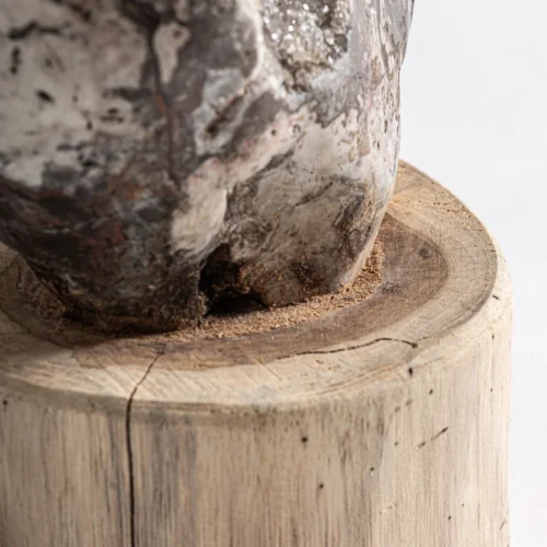 Figurine en quartz et bois de teck Vical Home — vue 3