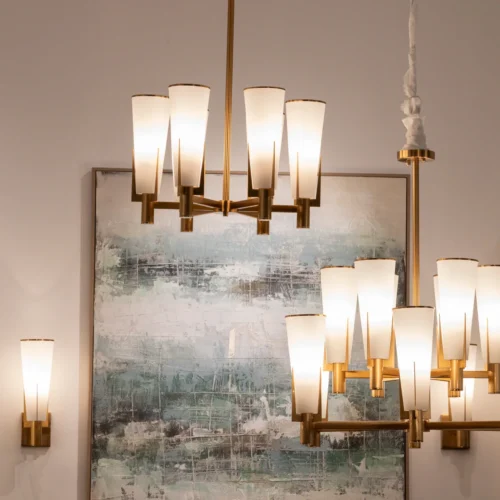 Luminaires Ethan Chloé Grand lustre douze bras dorés cornets de verre dépoli Ethan Chloé 90 cm