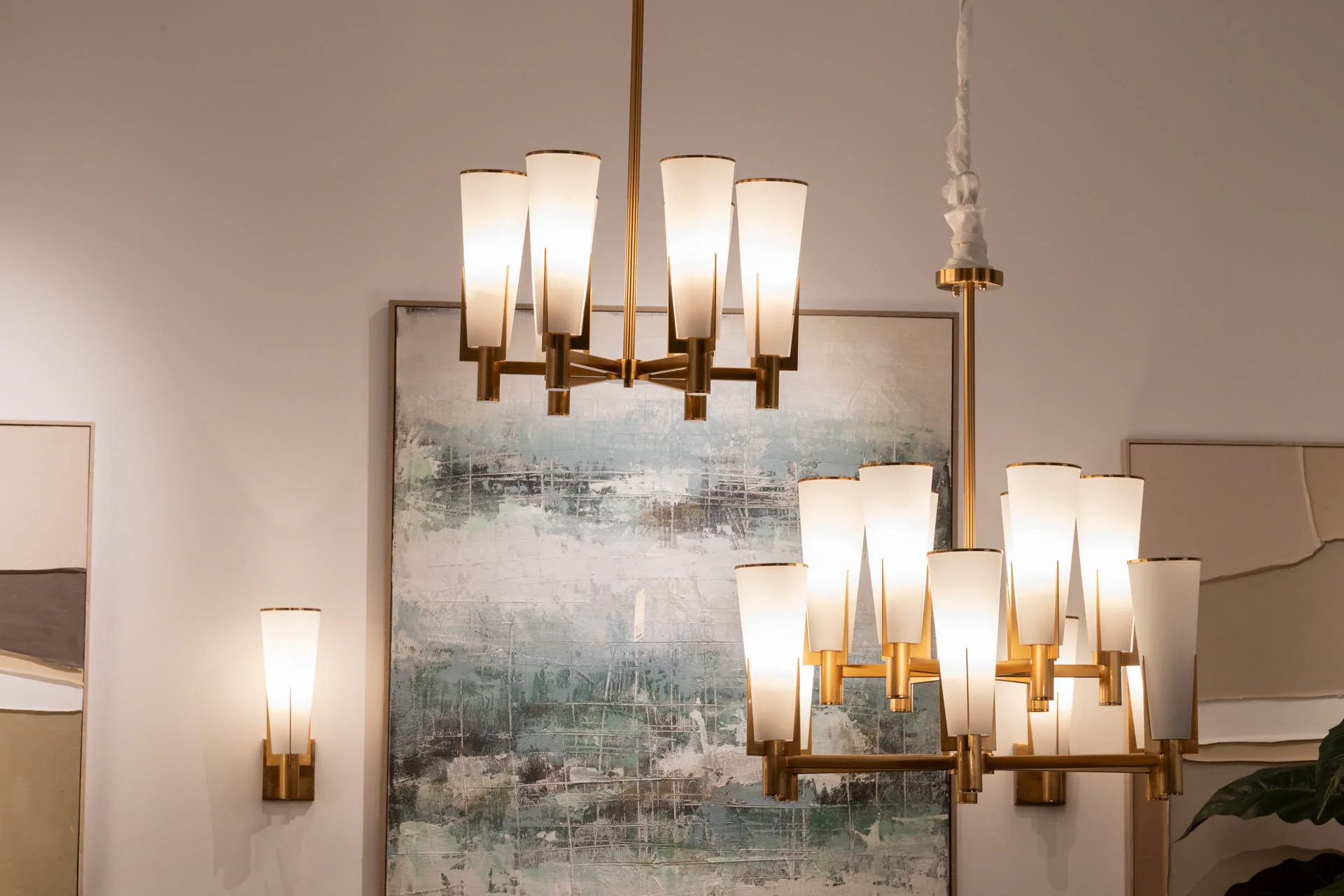 Grand lustre douze bras dorés cornets de verre dépoli Ethan Chloé 90 cm