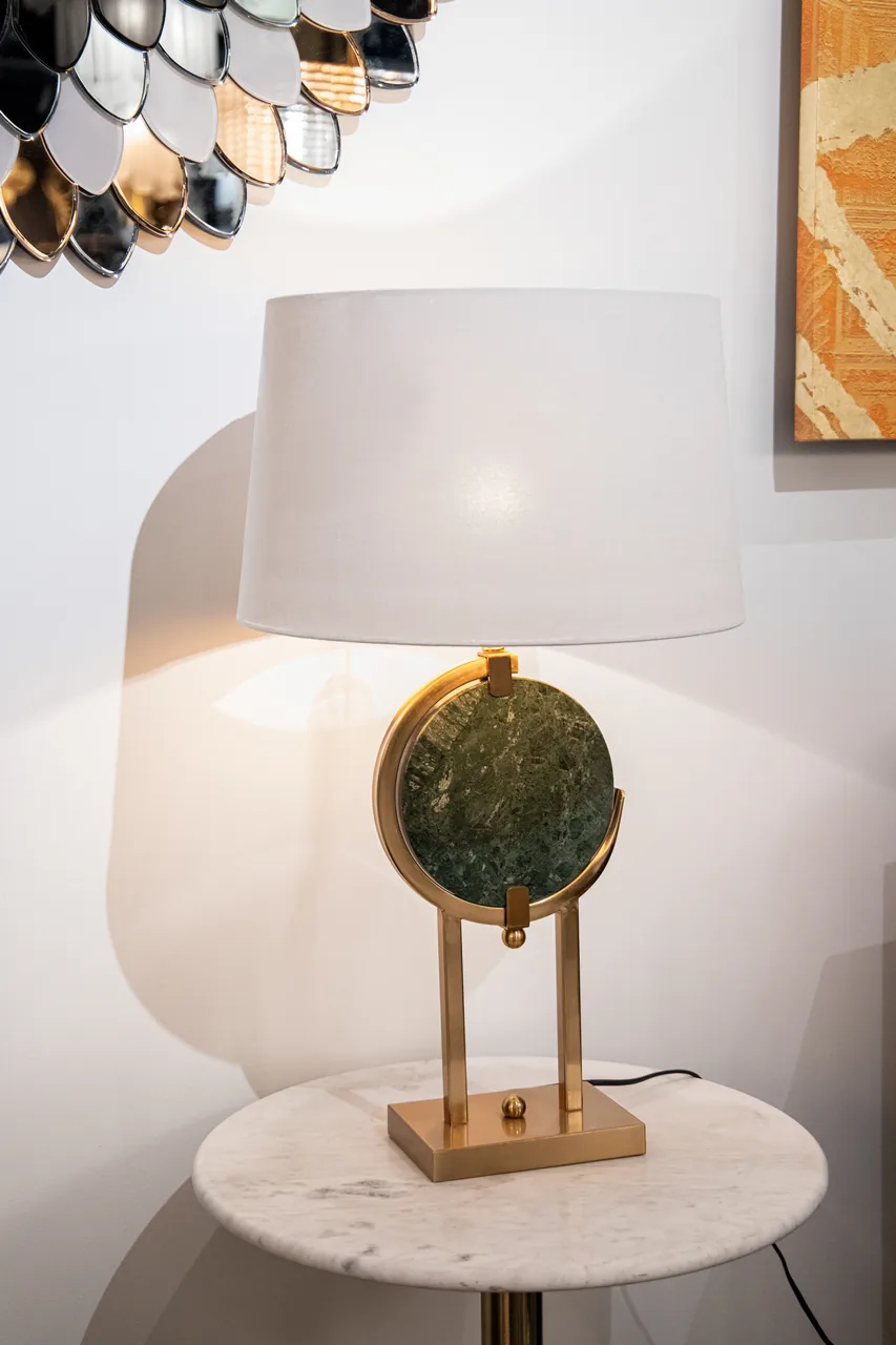 Lampe à poser disque de marbre vert cerclé doré Dubai Ethan Chloé 67 cm
