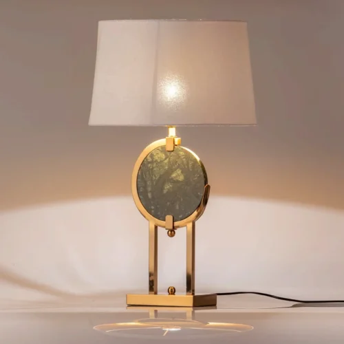 Lampe à poser disque de marbre vert cerclé doré Dubai Ethan Chloé 67 cm — vue 4