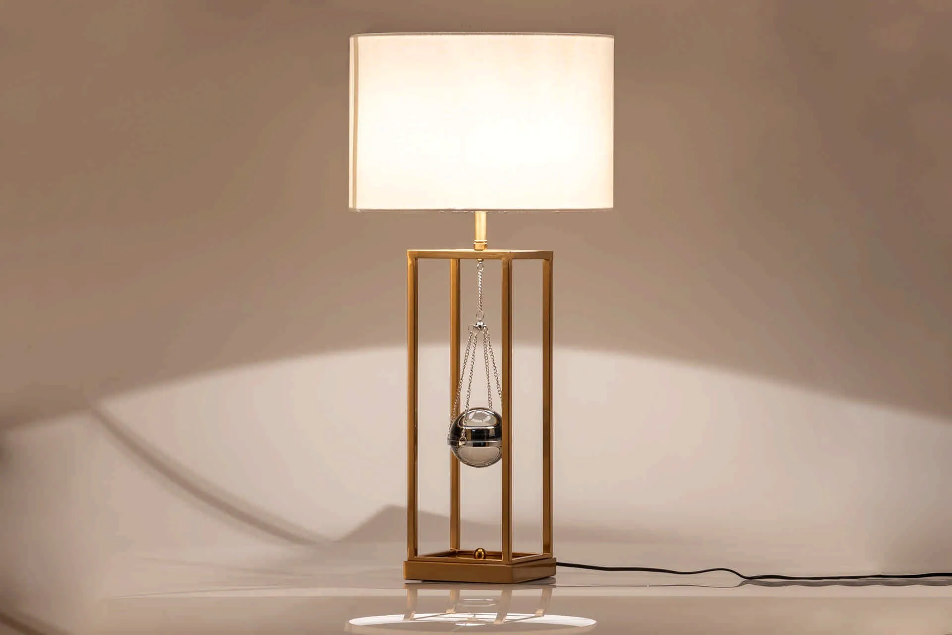 Lampe à poser lanterne dorée goutte de verre Helsinki Ethan Chloé 80 cm