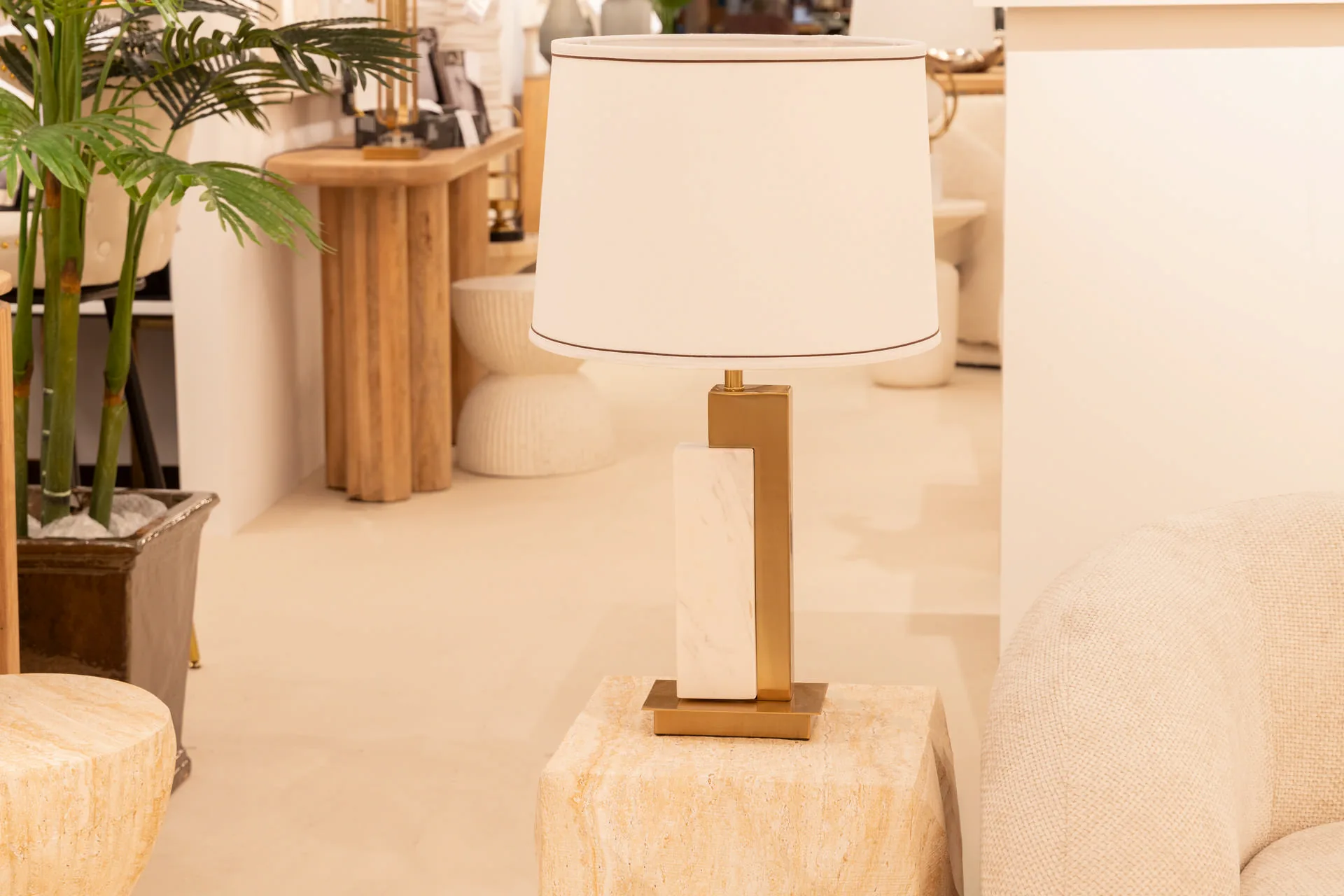 Lampe à poser marbre équerre dorée bloc blanc veiné Ethan Chloé 62 cm