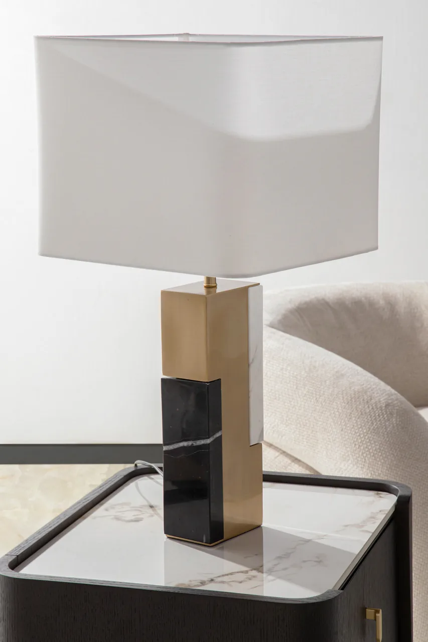 Lampe à poser montant doré insert de marbre blanc Ethan Chloé 66 cm
