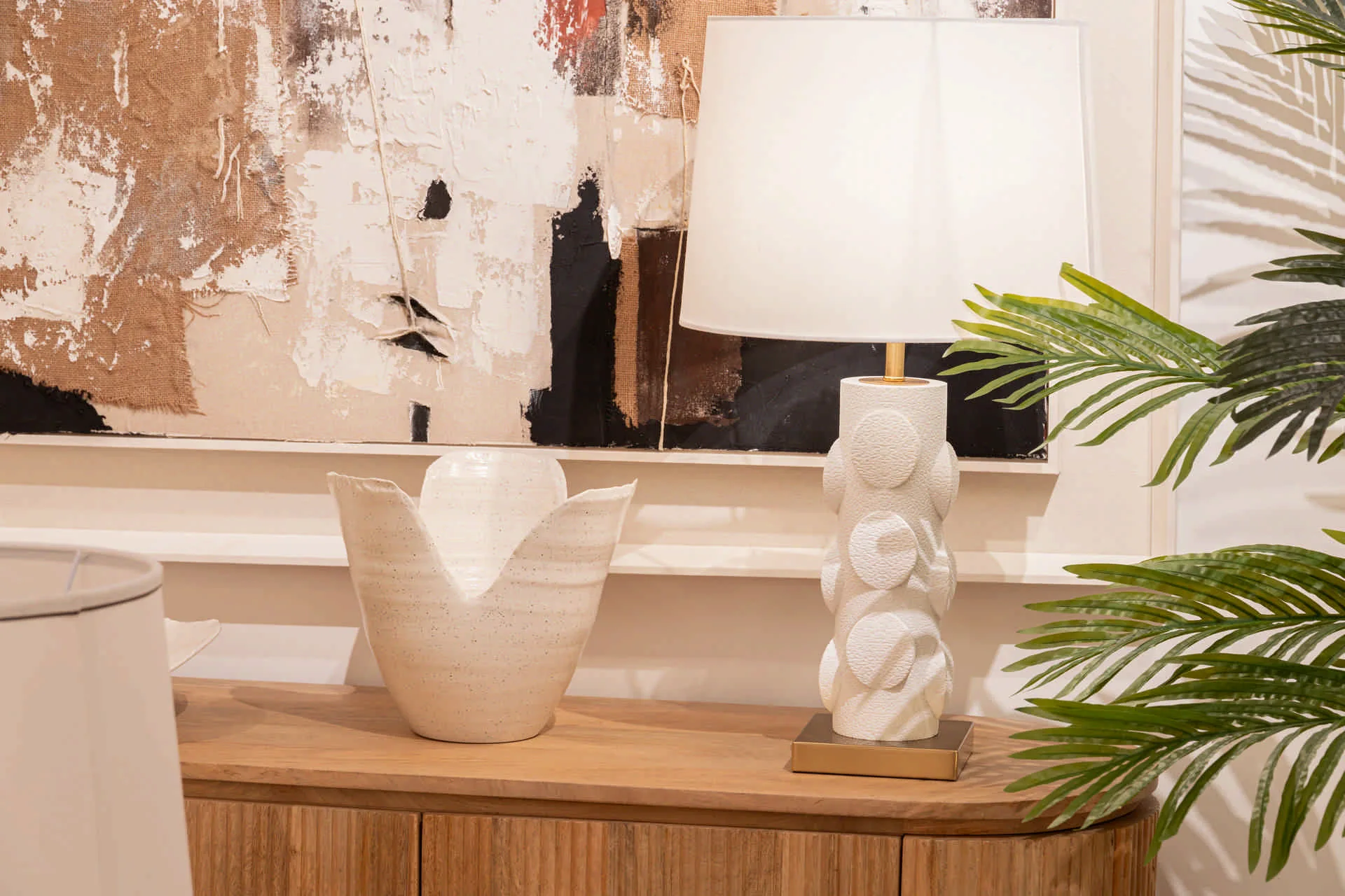 Lampe à poser pied sculpté blanc socle doré Ethan Chloé 60 cm