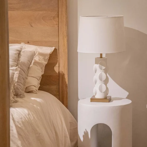Lampe à poser pied sculpté blanc socle doré Ethan Chloé 60 cm — vue 3