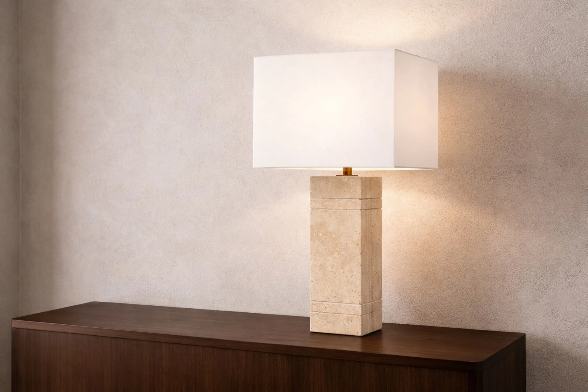 Lampe à poser pilier carré en travertin abat-jour lin Ethan Chloé 71 cm