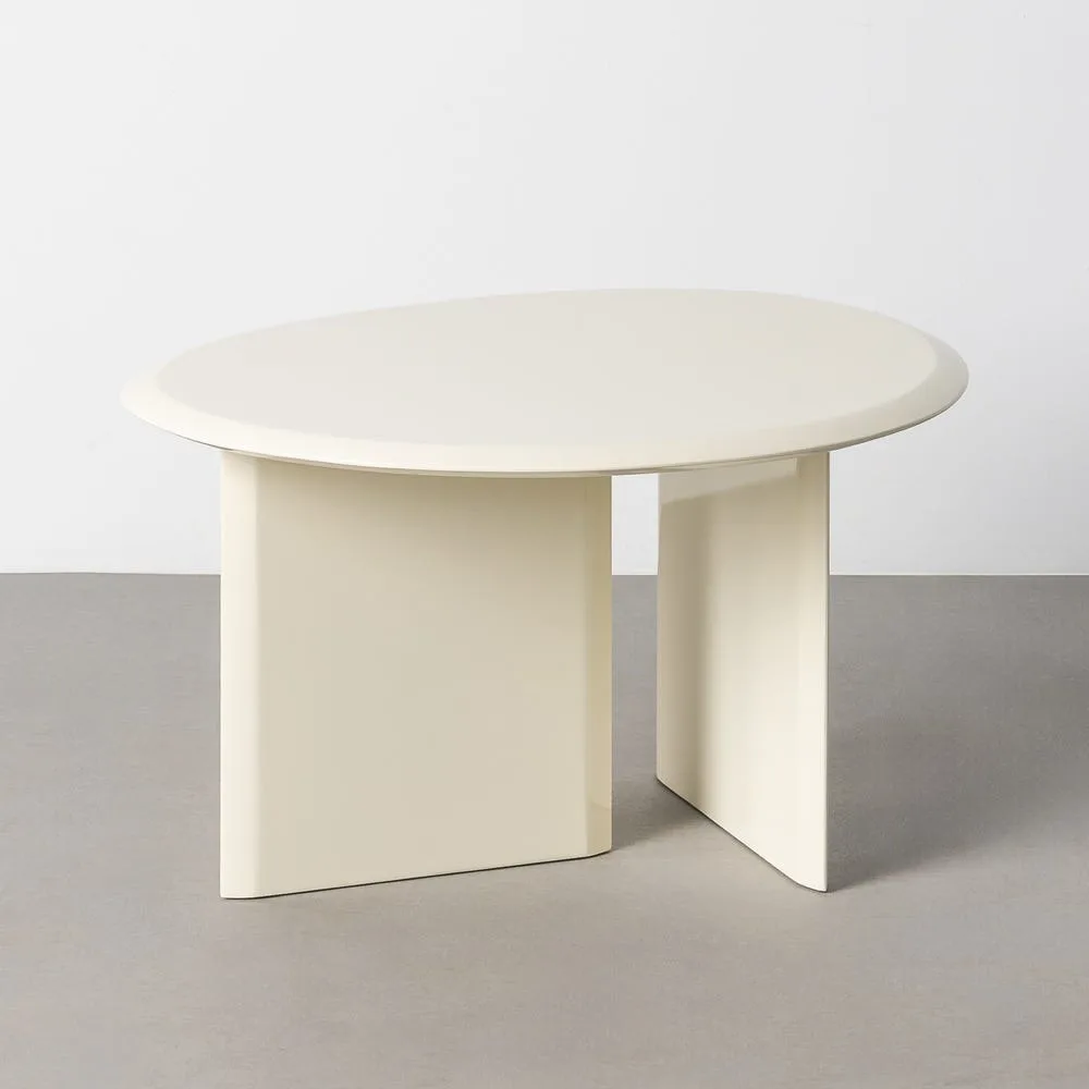 Table basse organique laquée crème Ixia 69 cm