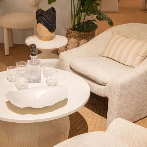 Table basse ronde aspect pierre claire base cannelée Ethan Chloé 78 cm — vue 2