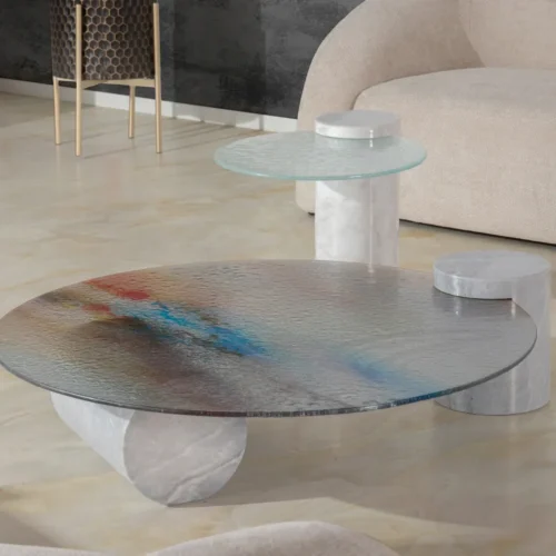 Ethan Chloé Table basse verre irisé Tucson plateau carré sur cylindres de marbre Ethan Chloé 100 cm