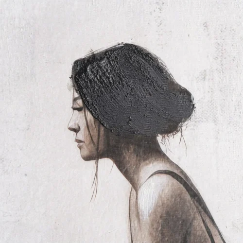 Tableau femme assise de profil noir et blanc cadre noir Ixia 80 × 120 cm — vue 3