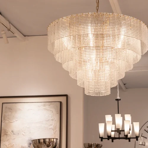 Luminaires Ethan Chloé Très grand lustre en gradins de verre clair monture dorée Ethan Chloé 102 cm
