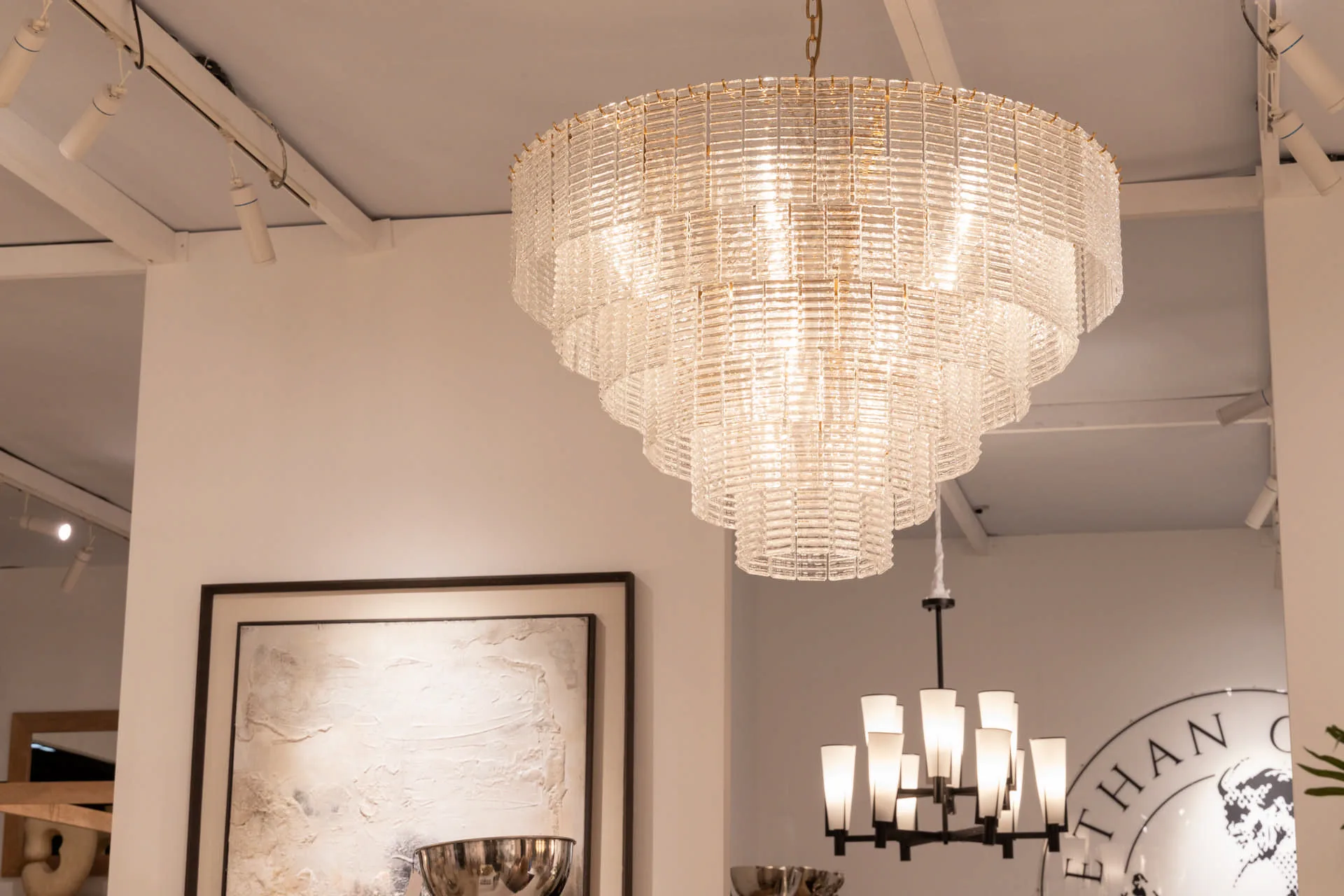 Très grand lustre en gradins de verre clair monture dorée Ethan Chloé 102 cm